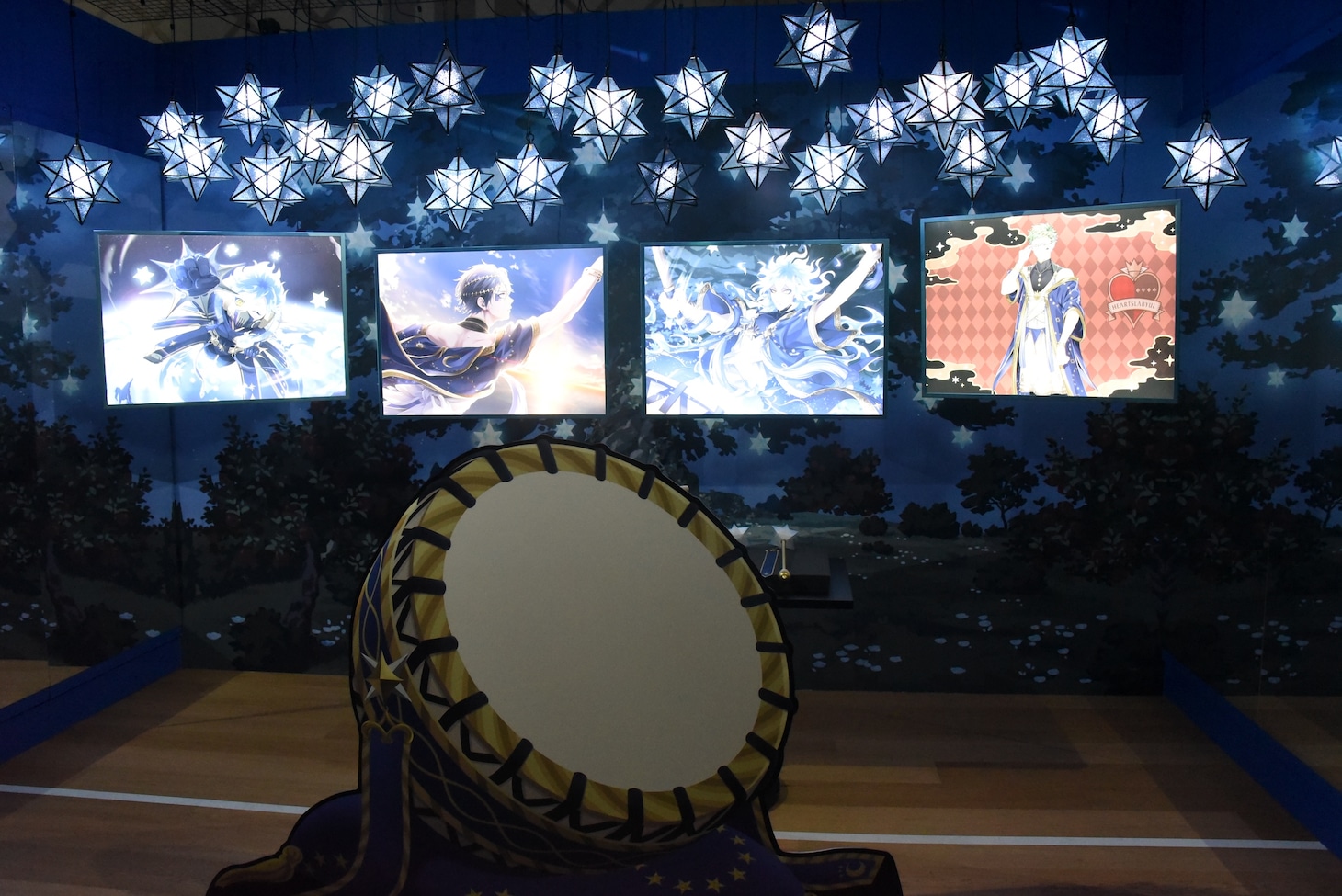 「ディズニー ツイステッドワンダーランド展 Seasonal Memories」より、「星に願いを ～Dance and Wishes～」のコーナーに設置されたフォトスポット