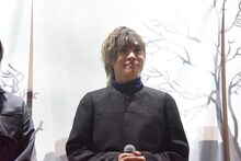 「ディズニー ツイステッドワンダーランド展 Seasonal Memories」の会見に登壇した岡本信彦