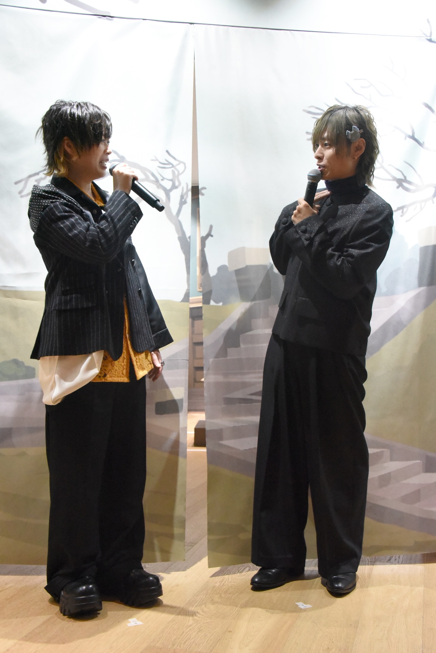 「ディズニー ツイステッドワンダーランド展 Seasonal Memories」の会見に登壇した市川蒼（左）と、岡本信彦（右）