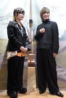 「ディズニー ツイステッドワンダーランド展 Seasonal Memories」の会見に登壇した市川蒼（左）と、岡本信彦（右）