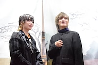 「ディズニー ツイステッドワンダーランド展 Seasonal Memories」の会見に登壇した市川蒼（左）と、岡本信彦（右）