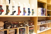 「ディズニー ツイステッドワンダーランド展 Seasonal Memories」の物販コーナー