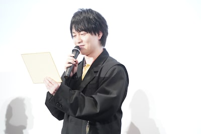 鳥取県知事・平井伸治から届いたメッセージを代読する小林裕介