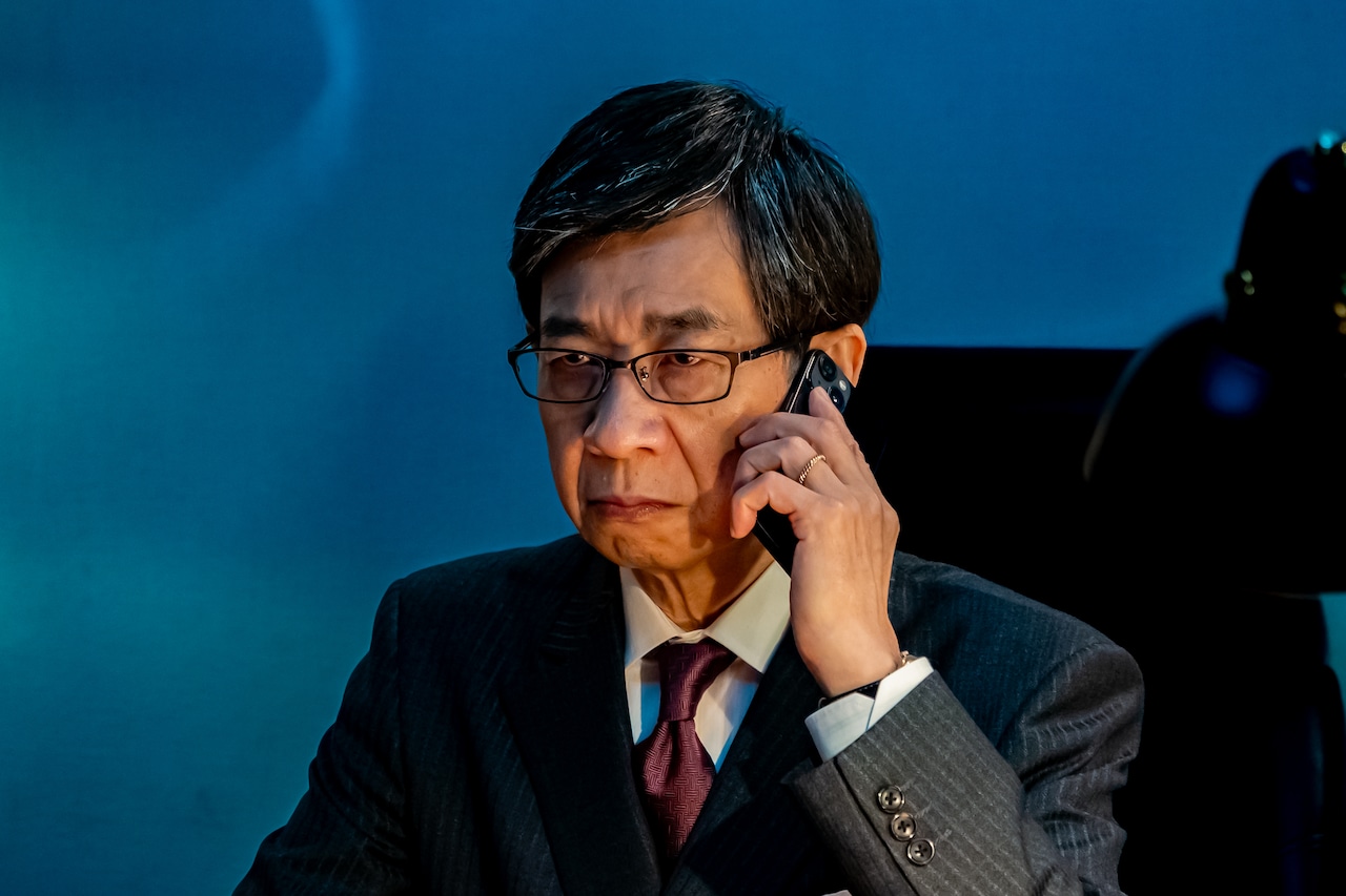 ドラマ「パンチドランク・ウーマン -脱獄まであと××日-」第7話より、山寺宏一演じる古谷俊光。拘置所を管轄する法務省のトップ。日下ホールディングスから賄賂を受け取った証拠を隠蔽するため、小柳の裏で手を引く