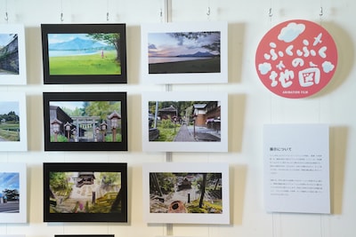 会場に展示された、「ふくふくの地図」の風景カットとロケーション写真