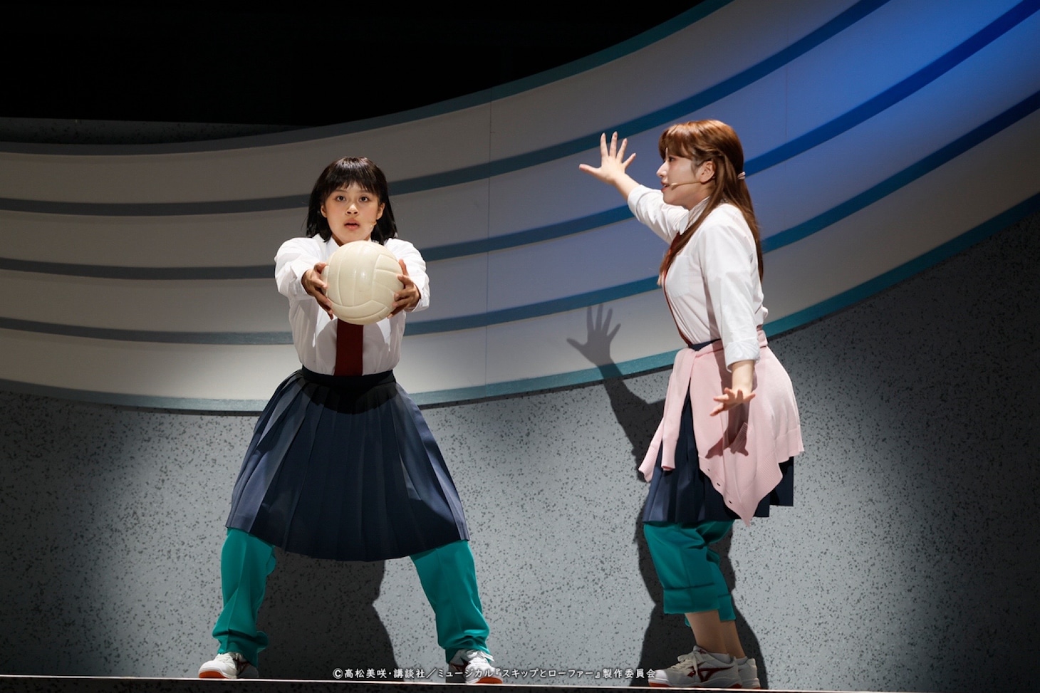 ミュージカル「スキップとローファー」より。左から清水美依紗演じる岩倉美津未、林鼓子扮する江頭ミカ