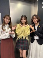 左から佐原なず奈役の桜井玲香、AislE、松嶋琴音役の大友花恋