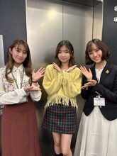 左から佐原なず奈役の桜井玲香、AislE、松嶋琴音役の大友花恋