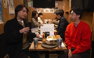 浪川大輔が出演する組「サントリー タコハイ presents 全国こだわり酒場 多幸飲み紀行」より (c)BS日テレ