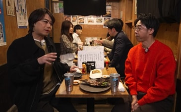浪川大輔が出演する組「サントリー タコハイ presents 全国こだわり酒場 多幸飲み紀行」より (c)BS日テレ