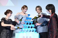 舞台挨拶では“蒼海タワー”と題したシャンパンタワーを楽しむ場面も