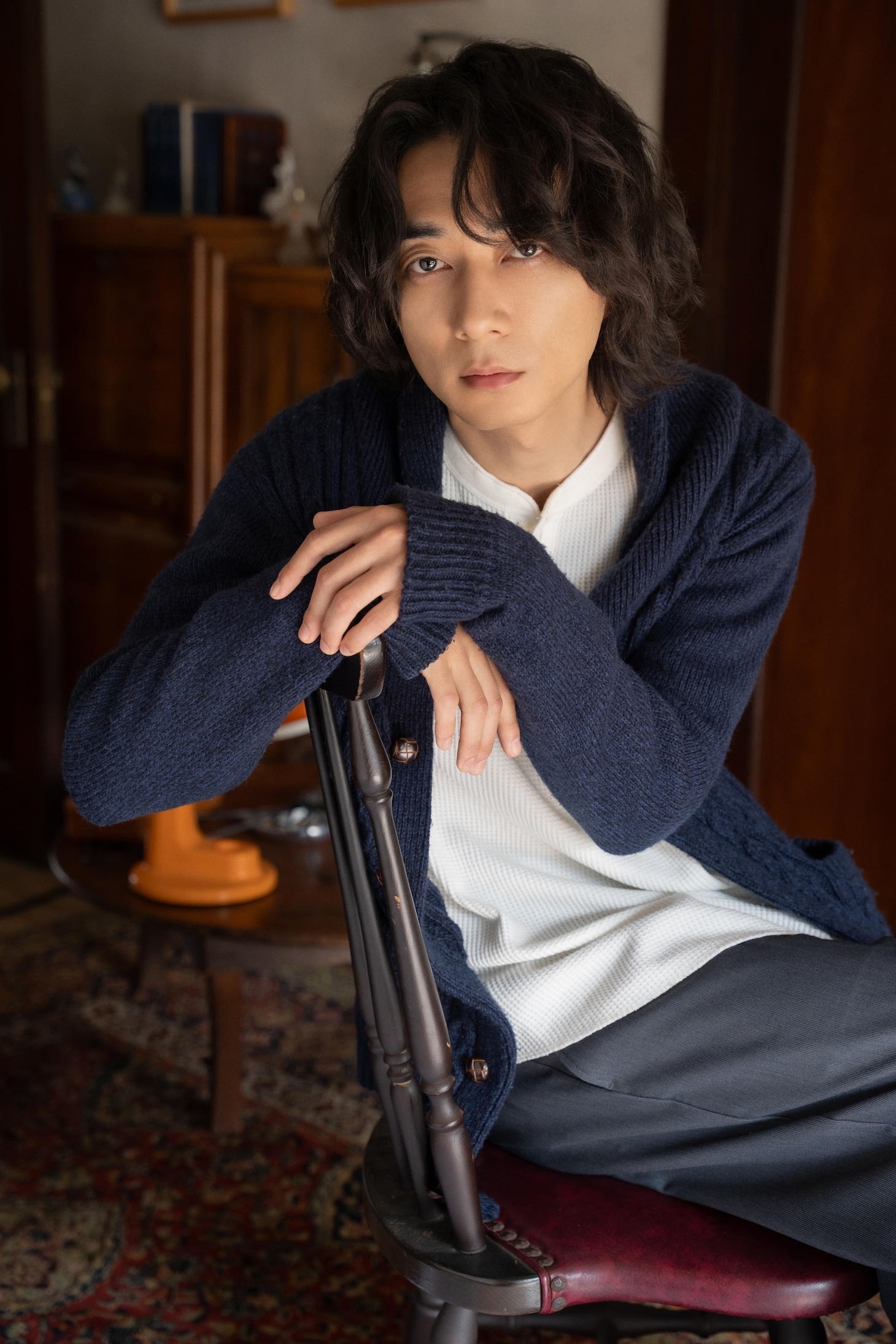 渋谷謙人演じる久慈静 (c)波真田かもめ/KADOKAWA/「スモークブルーの雨のち晴れ」製作委員会