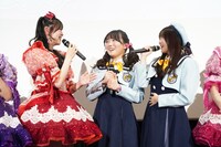 お昼に食べたというオーベルジーヌのカレーの美味しい食べ方を、超ときめき♡宣伝部・坂井仁香（左）に教わる藤寺美徳（中央）と平塚紗依（右）