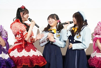 お昼に食べたというオーベルジーヌのカレーの美味しい食べ方を、超ときめき♡宣伝部・坂井仁香（左）に教わる藤寺美徳（中央）と平塚紗依（右）