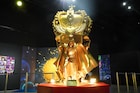 「KING OF PRISM」10周年展に輝く金のオバレ像、王位戴冠や十王院タイムマシンを体感