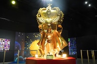 「KING OF PRISM 10th ANNIVERSARY展～Road to the Dramatic Future～」会場に鎮座する金のオバレ像