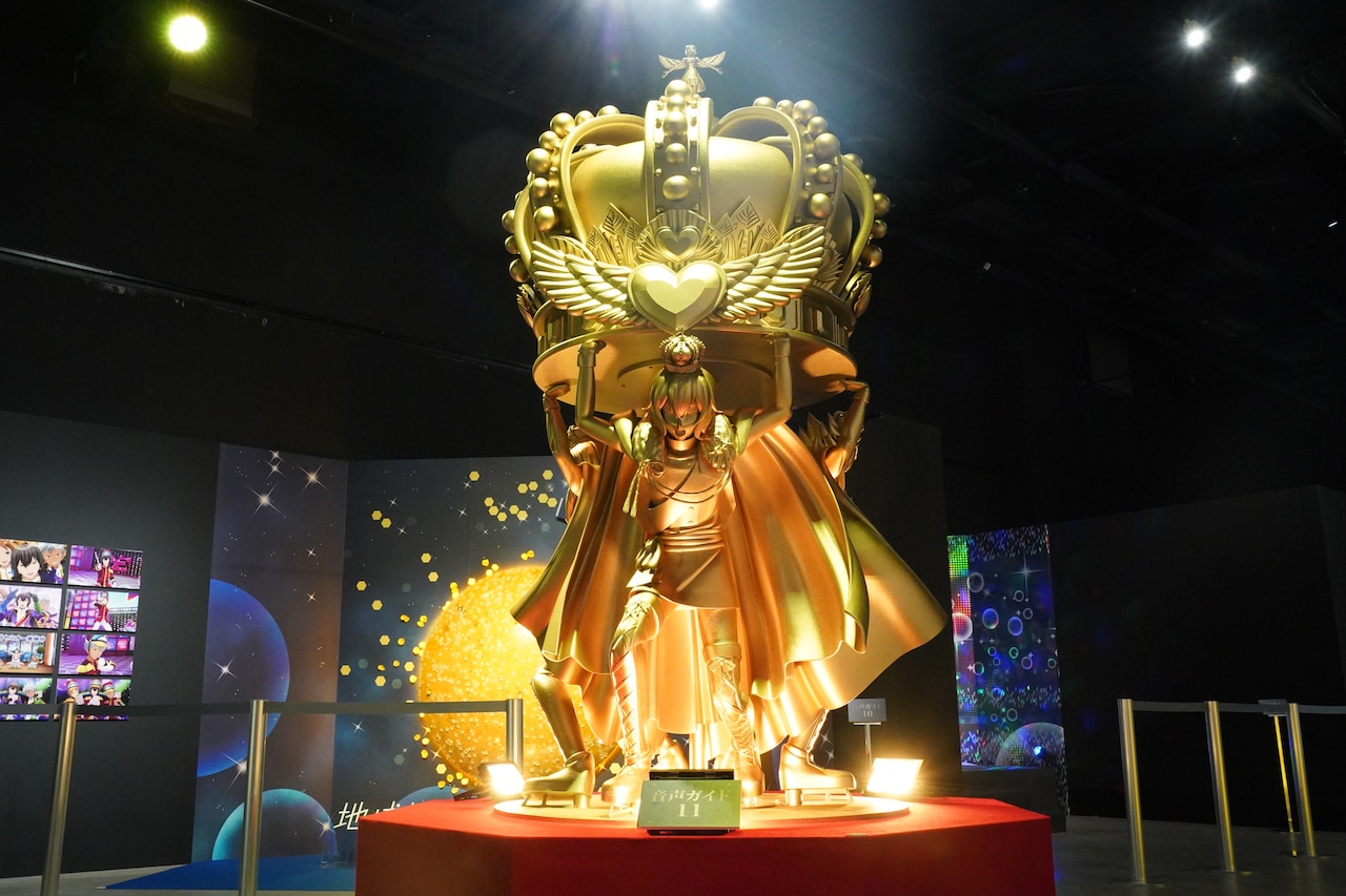 「KING OF PRISM 10th ANNIVERSARY展～Road to the Dramatic Future～」会場に鎮座する金のオバレ像