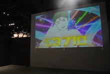 「KING OF PRISM」10周年展に輝く金のオバレ像、王位戴冠や十王院タイムマシンを体感