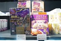 オリジナルグッズの「大和アレクサンダーの鋼鉄の6Pack-Core瓦せんべい」「SNACK HELLのGO TO HELLカレー」