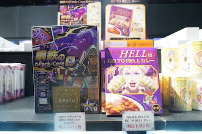 オリジナルグッズの「大和アレクサンダーの鋼鉄の6Pack-Core瓦せんべい」「SNACK HELLのGO TO HELLカレー」