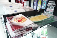 オリジナルグッズの「プリズムキングポンチョタオル」「覇王翔龍剣フロアマット」