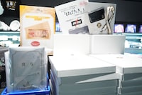 オリジナルグッズの「カケルの紙幣風焼きかま5枚セット」「十王院ホールディングス新入社員セット」