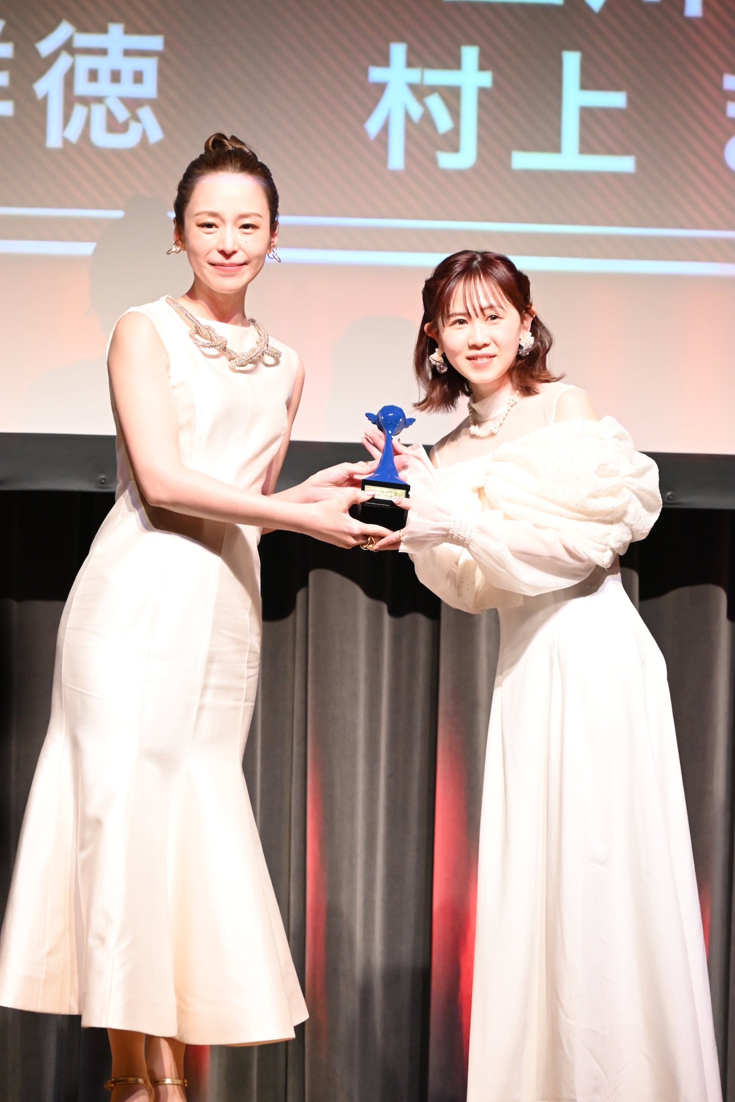 左から平野綾、寺澤百花