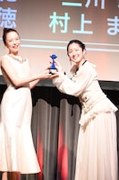 左から平野綾、三川華月