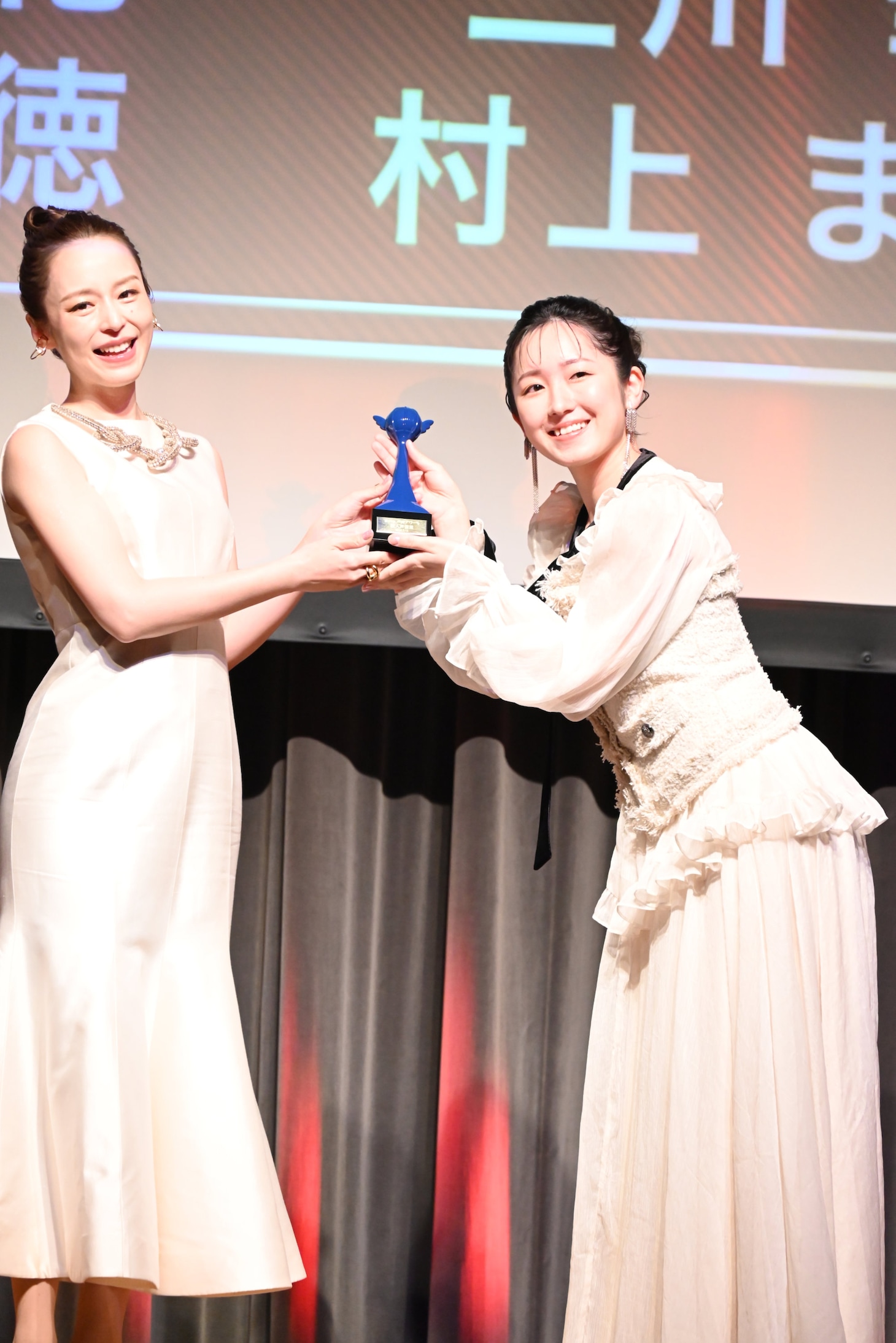 左から平野綾、三川華月