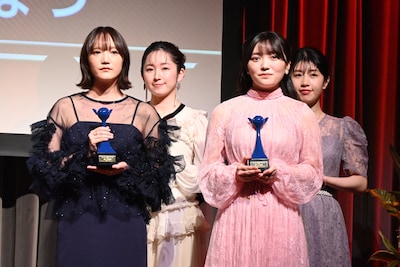 左から菱川花菜、三川華月、藤寺美徳、村上まなつ。