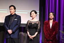 左から尾上松也、坂本真綾、田村睦心