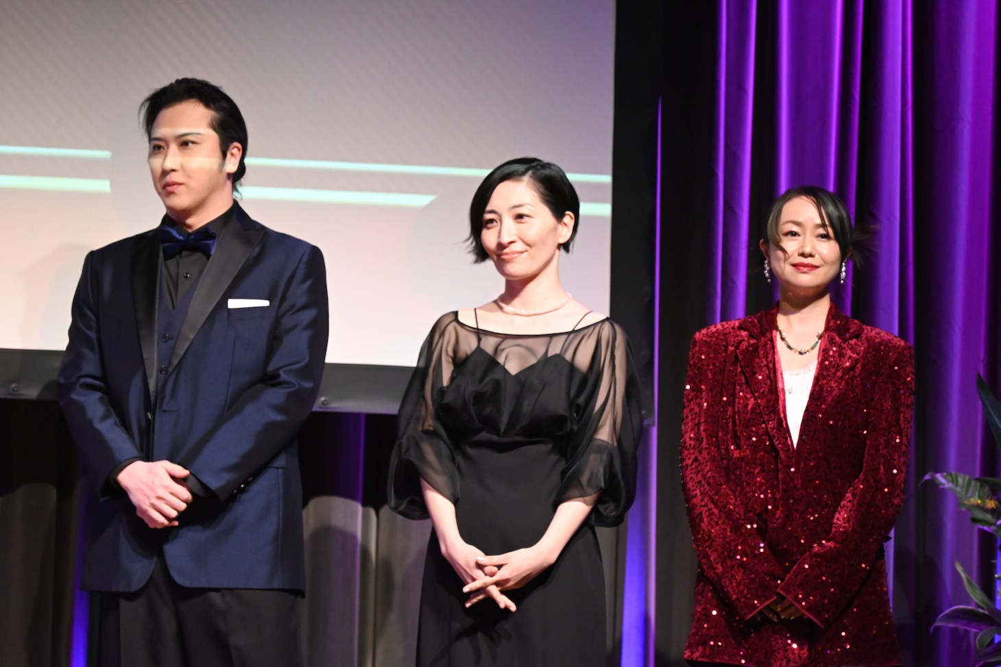 左から尾上松也、坂本真綾、田村睦心