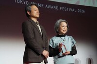 左からプレゼンターの三好寛、竹宮惠子