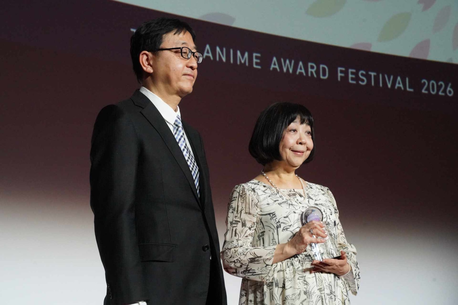 左からプレゼンターの田中千義、金春智子