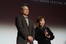 左からプレゼンターの三好寛、小山茉美