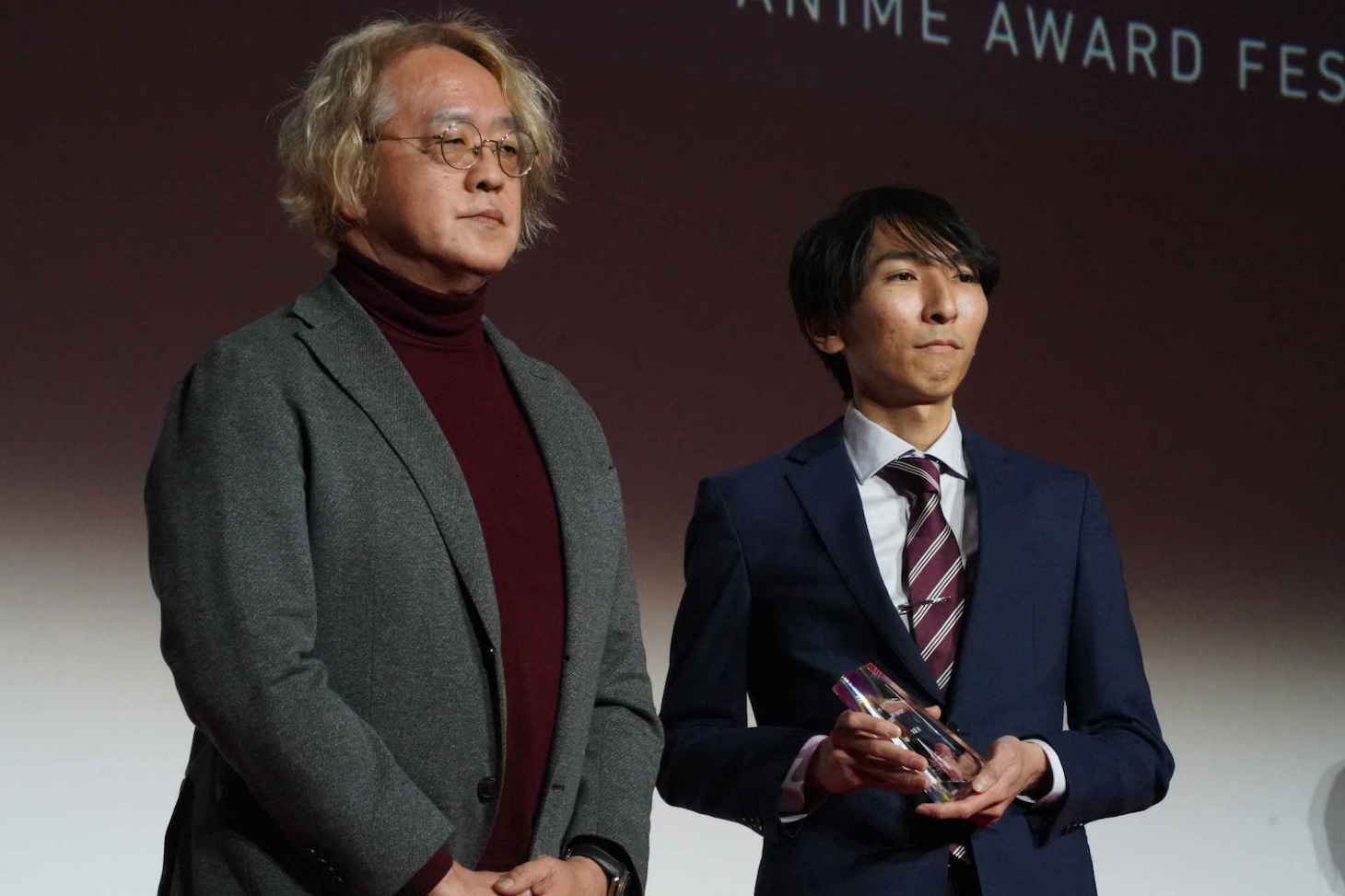 左からプレゼンターの前川淳氏、魚豊の代理で登壇した週刊少年マガジン編集部の絹谷正太郎氏