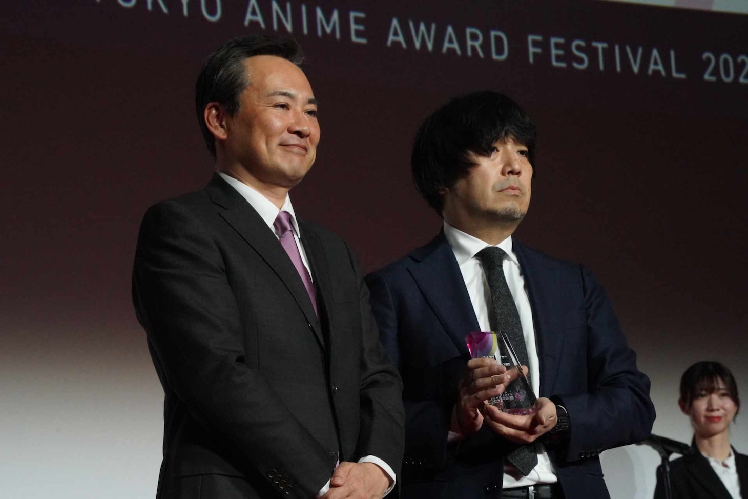 左から西岡純一フェスティバルディレクター、米津玄師の代理で登壇したソニー・ミュージックレーベルズ藤江充夫氏