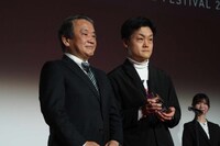 キングレコード・イーブルラインレコード本部長代理兼Dazed常務取締役の溝江力也氏（左）