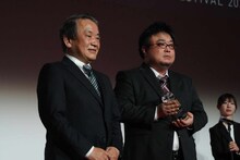 スタジオカラー所属の同作の主・プロデューサーである杉谷勇樹氏（左）