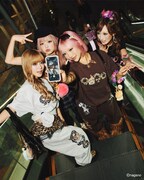 「ちいかわ」と9090コラボグッズの着用・使用イメージ