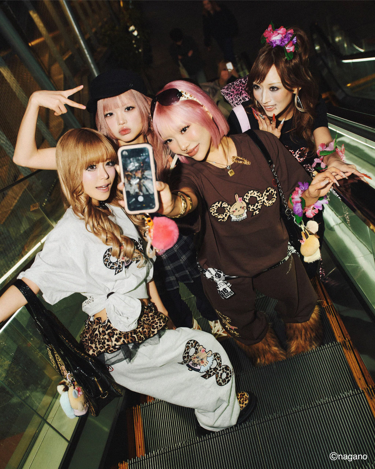 「ちいかわ」と9090コラボグッズの着用・使用イメージ