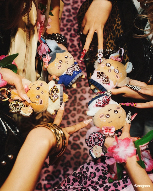 「ちいかわ」と9090コラボグッズの着用・使用イメージ