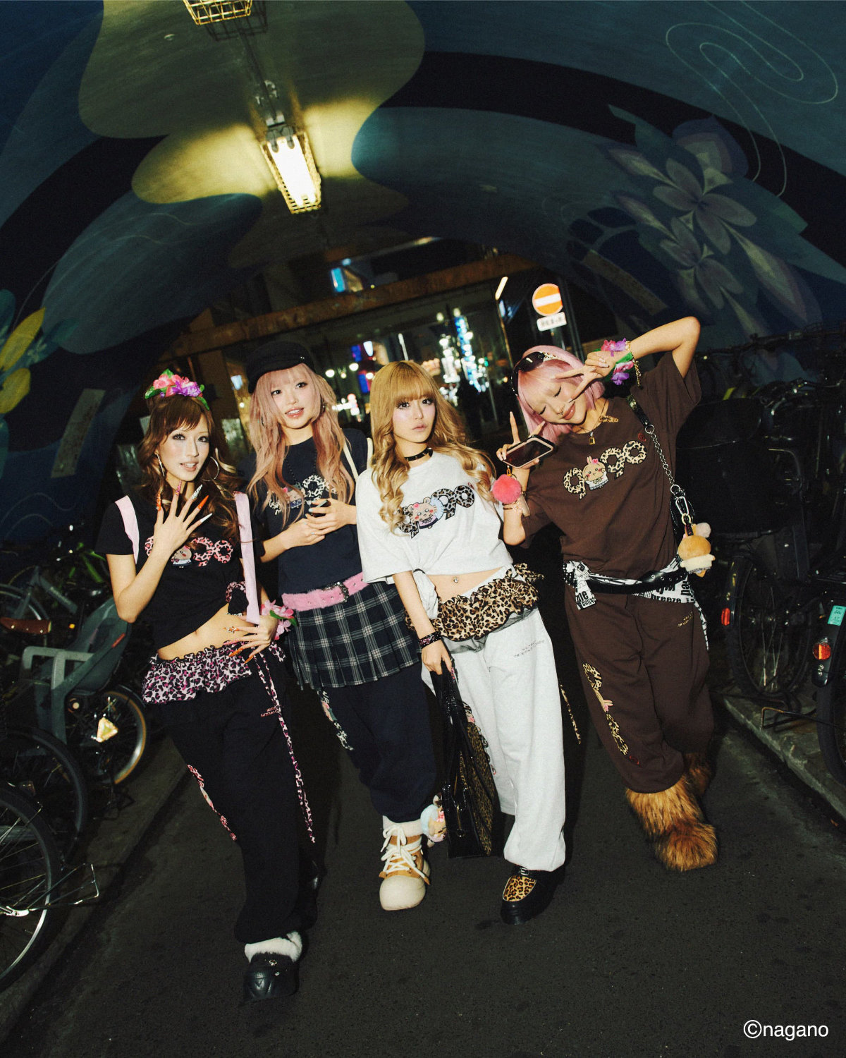 「ちいかわ」と9090コラボグッズの着用・使用イメージ