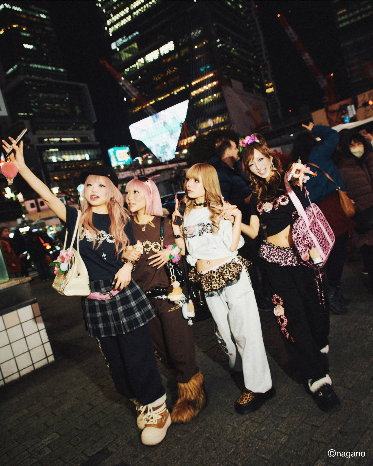 「ちいかわ」と9090コラボグッズの着用・使用イメージ