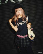 「ちいかわ」と9090コラボグッズの着用・使用イメージ