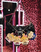 「ちいかわ」と9090コラボグッズの着用・使用イメージ