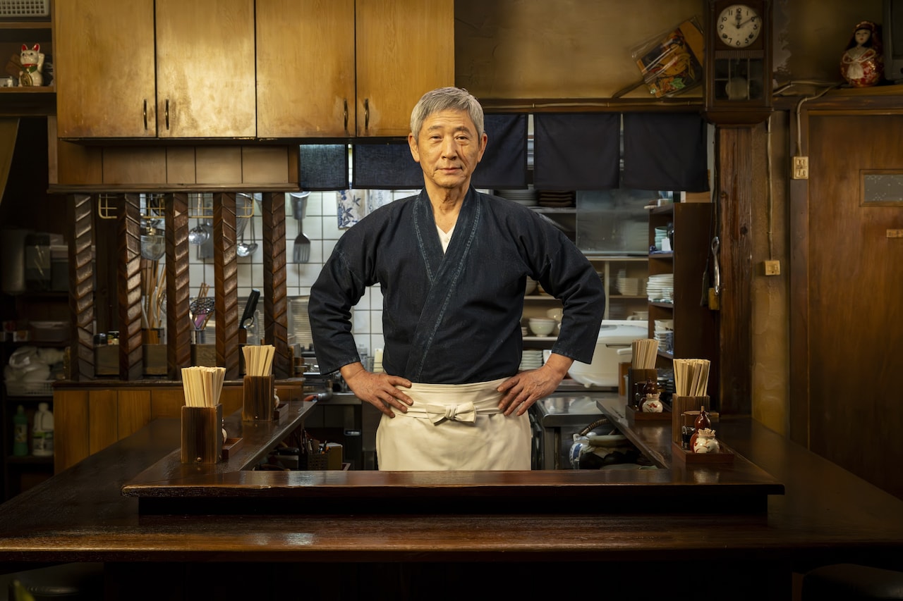 ドラマ「深夜食堂」新作のスチール。小林薫扮するめしやのマスター