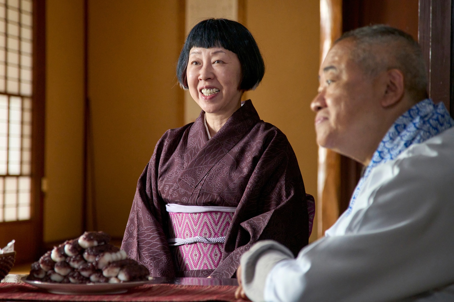 映画「山口くんはワルくない」の新規場面写真。左からふせえり演じる山口くんの祖母