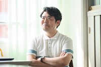 映画「山口くんはワルくない」の新規場面写真。左から山口森広演じる担任教師