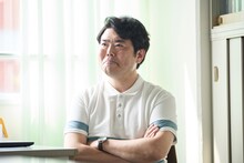 映画「山口くんはワルくない」の新規場面写真。左から山口森広演じる担任教師